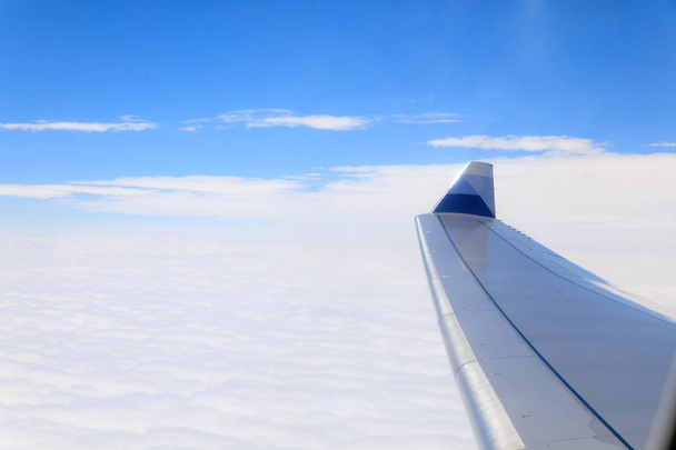 Szép felhő és a repülőgép ablakból - Trave szárnya - Fotó, kép