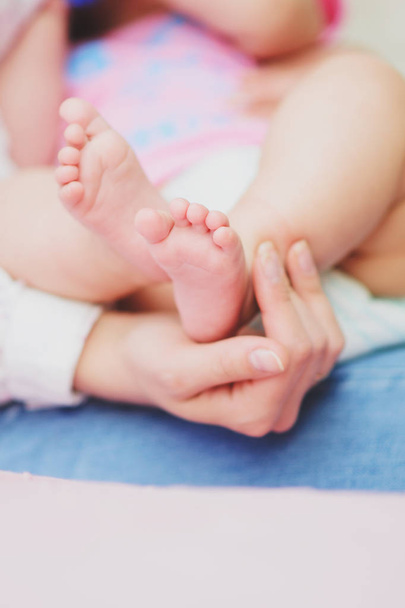 Baby legs. Legs newborn in parents hand - Foto, Bild