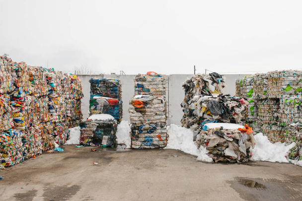 Zařízení na zpracování odpadu. Technologický proces. Recyklace a skladování odpadů určených k dalšímu odstranění. Podnikání pro třídění a zpracování odpadů. - Fotografie, Obrázek