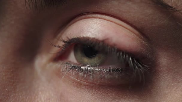 Green woman eye open-Macro - Video, Çekim