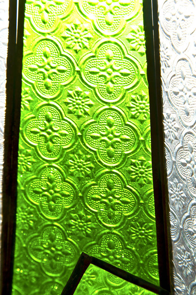 colorated glas en zon in Marokko Afrika venster en licht - Foto, afbeelding
