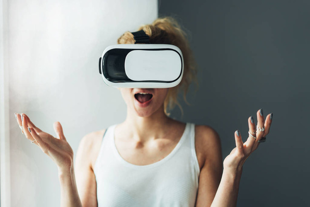Woman in VR headset looking up - Φωτογραφία, εικόνα