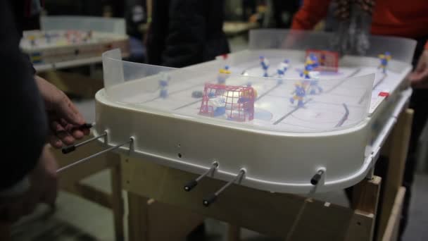 Männer aktiv Tischhockeyspiel bei Tablegames Wettbewerb, will gewinnen - Filmmaterial, Video