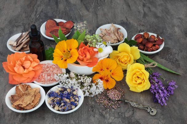 Virágok és gyógynövények a természetes gyógyulás - Fotó, kép