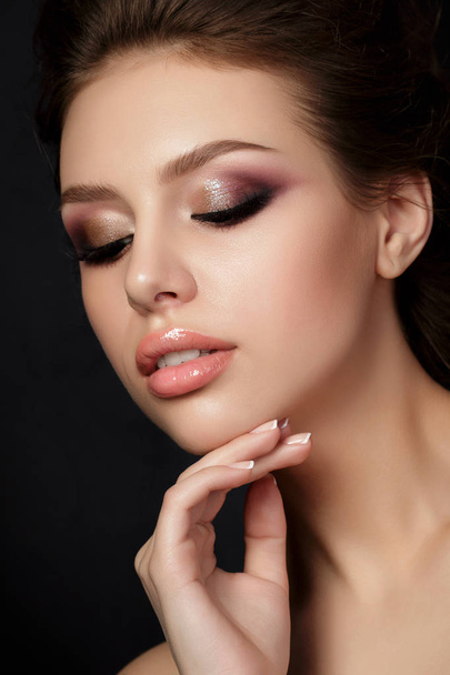 Portrait of young beautiful woman with evening make up - Foto, Imagem