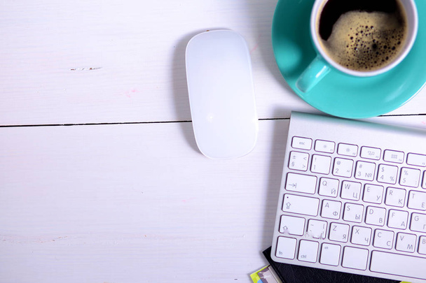 Local de trabalho moderno com uma xícara de café e um teclado de computador, vista superior
 - Foto, Imagem