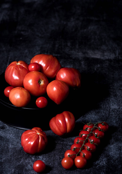 composición de tomates sobre fondo negro aislado
 - Foto, imagen
