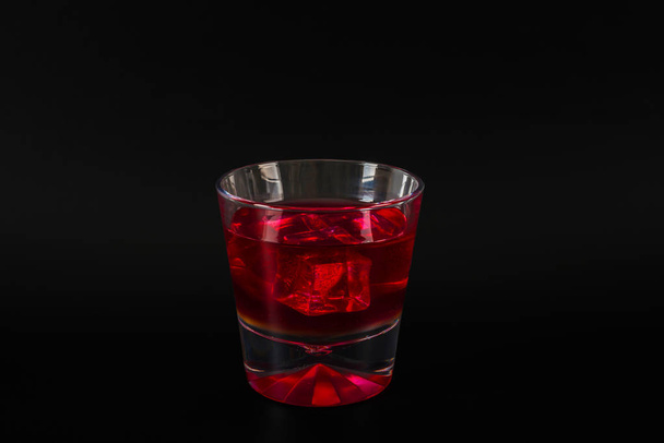 Boisson colorée dans un verre à cocktail, avec glaçons, boisson d'été
 - Photo, image