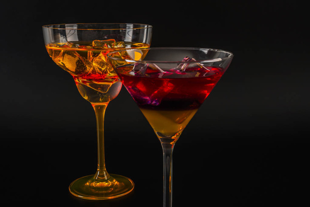 Bevanda colorata in un bicchiere da cocktail, con cubetti di ghiaccio, bevanda estiva
 - Foto, immagini