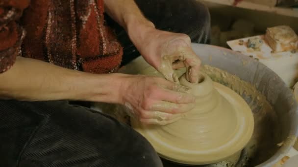Alfarero masculino profesional haciendo cerámica en taller
 - Metraje, vídeo