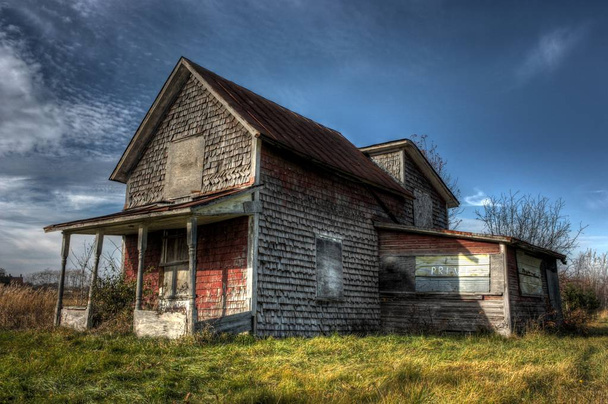 старый заброшенный дом летом
 - Фото, изображение