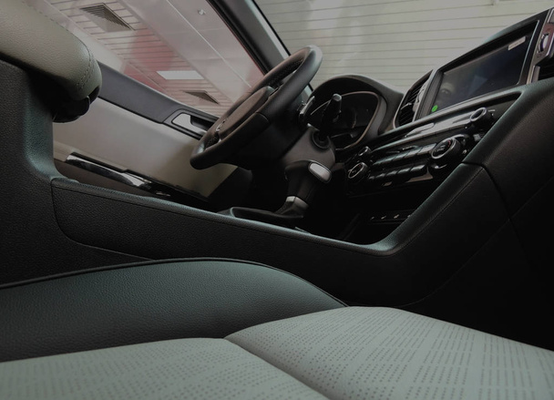 Piel de cuero versys en el ajuste interior del coche
  - Foto, Imagen