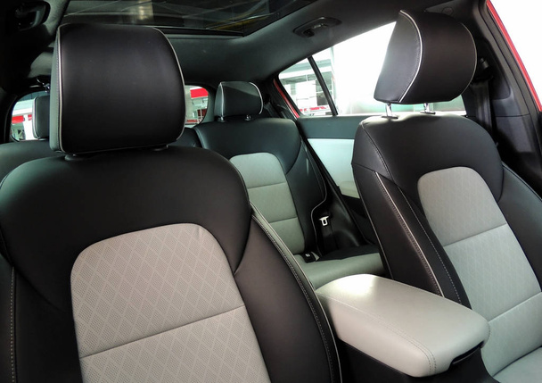 Rücksitze und Panoramadach im Fahrzeuginneren im Showroom - Foto, Bild