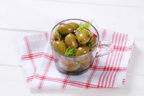 Marinoidut vihreät oliivit
 - Valokuva, kuva