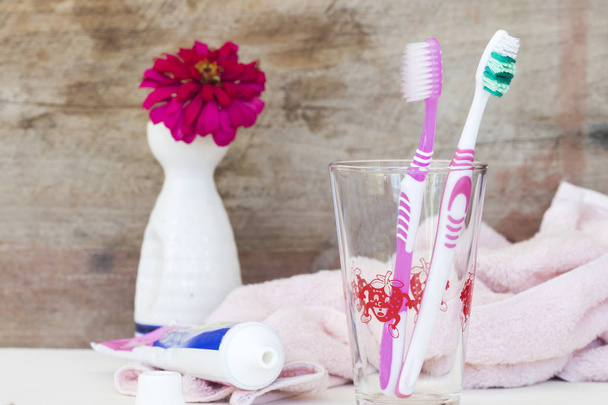 mañana con limpio en cavidad oral y cepillo de dientes
  - Foto, Imagen