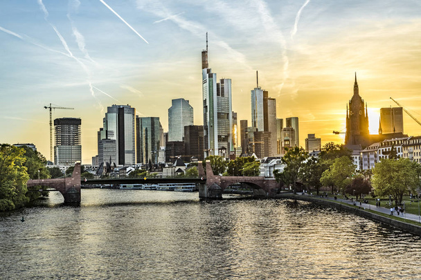Горизонт Франкфурта з річкою Головна   - Фото, зображення