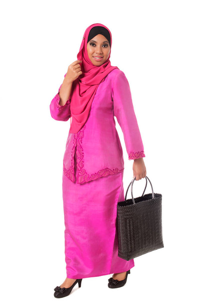 Πανέμορφο Ασίας muslimah γυναίκα με μαύρο ψάθινες τσάντες tote. Απομονωμένη - Φωτογραφία, εικόνα
