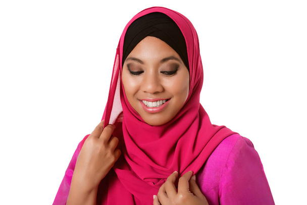 Hermosa mujer musulmana asiática con bolsas de mimbre verde.Aislado
 - Foto, imagen