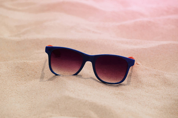 Gafas de sol en playa de arena de verano, Accesorios de moda para viajar
  - Foto, Imagen