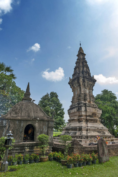 Phra die Kong Khao Noi, eeuwenoude stupa of chedi waarin heilige relikwieën van de Boeddha Yasothon provincie noordoostelijke regio van Thailand - Foto, afbeelding