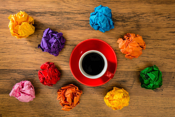 Regenbogen-Papierkugeln mit roten Tassen heißen Espresso - Foto, Bild
