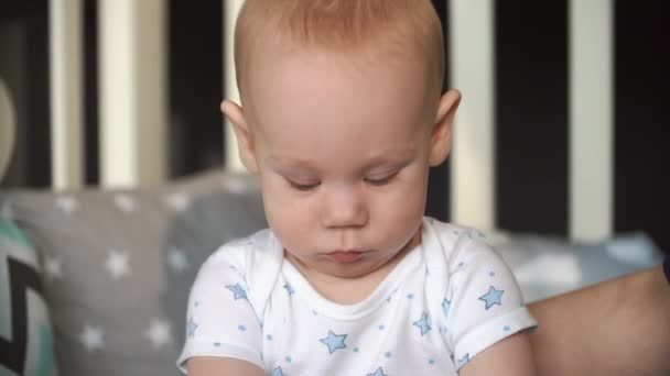 Thoughtful little boy sits on the bed - Séquence, vidéo