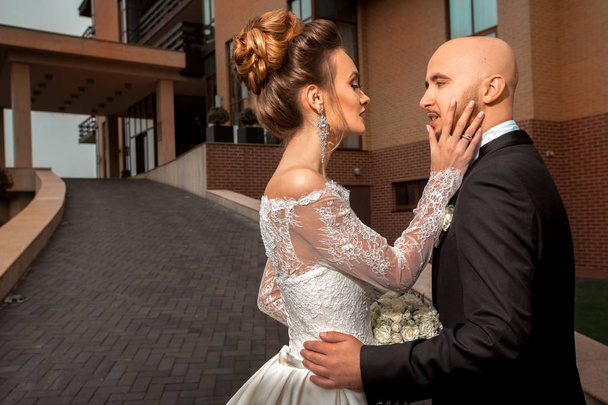 portret zmysłowy młody piękny para małżeńska w modne ślubne garnitury - Zdjęcie, obraz