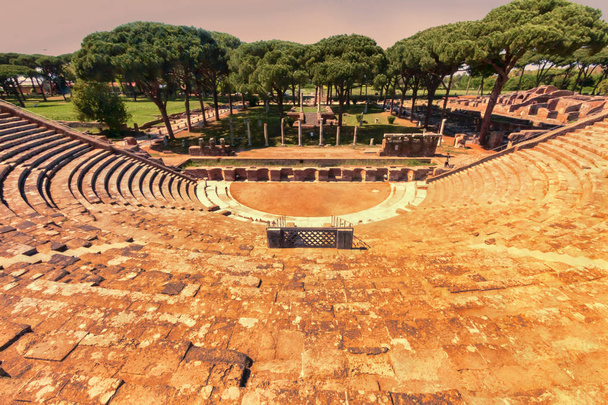 Zonsondergang panorama van de Romeinse keizerlijke Theater in Ostia Antica -  - Foto, afbeelding