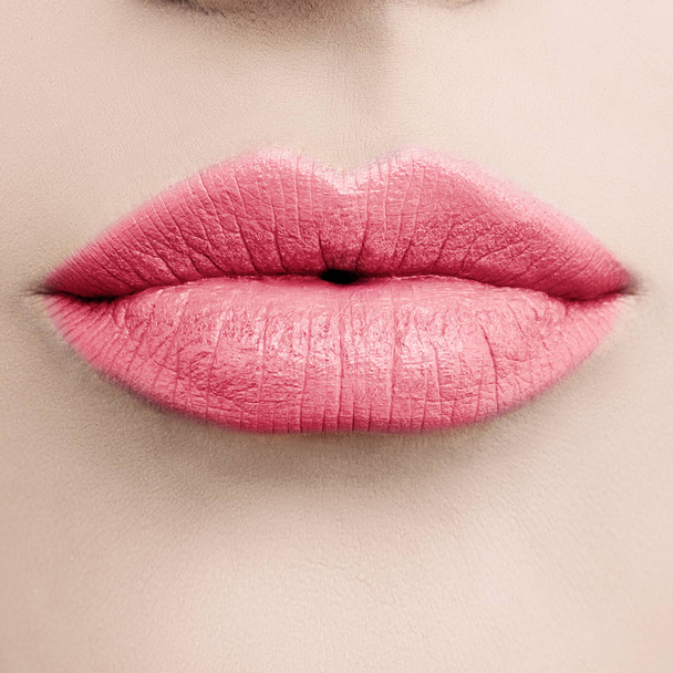 Ροζ χείλη μακροεντολή. Γυναίκα αυξήθηκε στα χείλη με κραγιόν μακιγιάζ κοντινό πλάνο - Φωτογραφία, εικόνα