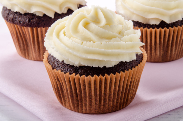 Schokoladen-Cupcake mit Vanille-Buttercreme - Foto, Bild
