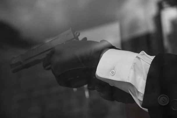 Rukavice bílé tričko černé pistole - Fotografie, Obrázek