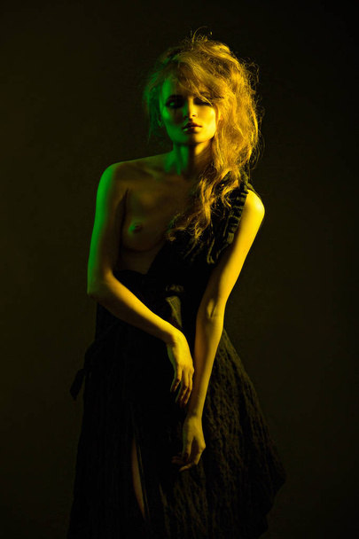 Голая девушка, модель в фотостудии с цветными фильтрами. Обнаженная, ст
 - Фото, изображение