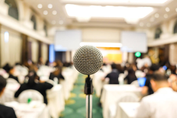 Primer plano del micrófono en la sala de conferencias personas suaves y borrosas para el fondo
 - Foto, imagen