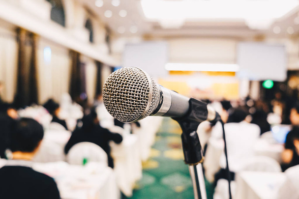 Mikrofon Konferans salonundaki yumuşak kadar yakın ve insanlar için arka plan bulanıklık - Fotoğraf, Görsel