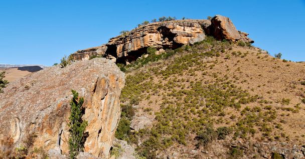 sfocatura in Sud Africa valle della desolazione sporca strada roccia albero e cielo - Foto, immagini