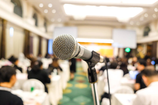 Nahaufnahme Mikrofon im Seminarraum mit blauem Hintergrund - Foto, Bild