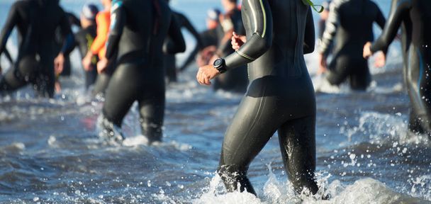 Триатлонисты бегут из воды
  - Фото, изображение