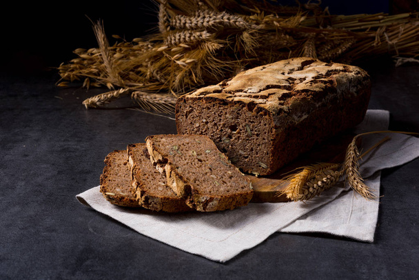 Fresh wholemeal bread - Valokuva, kuva