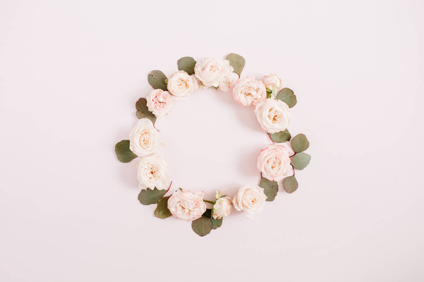 Moldura de flor feita de rosas bege
 - Foto, Imagem