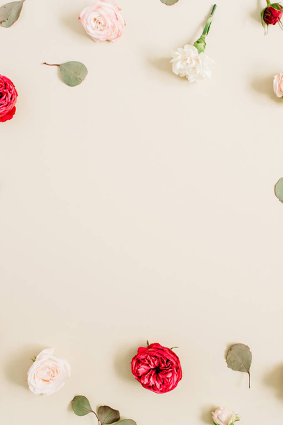 Bej ve kırmızı gül yapılan çiçekli çerçeve - Fotoğraf, Görsel