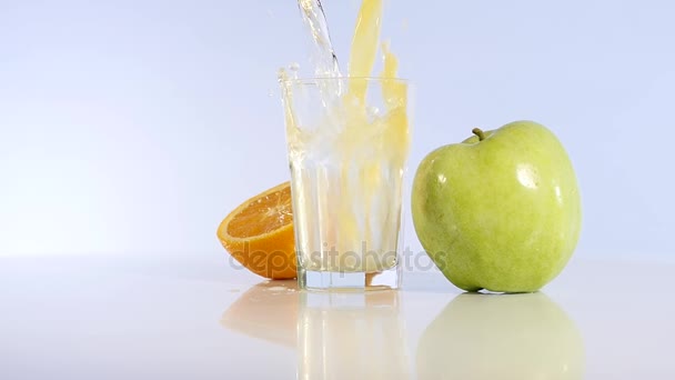 Apple juice and orange is poured into a glass. Apple drink. Apple fresh - Кадры, видео