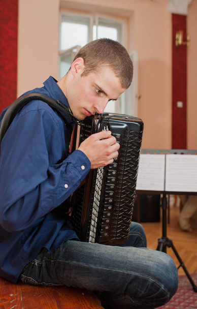 Молодий музикант і акордеон
 - Фото, зображення