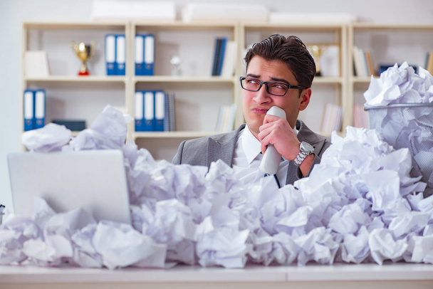 Бизнесмен в концепции переработки бумаги в офисе - Фото, изображение