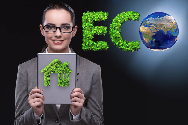 Przedsiębiorczyni zajmująca się recyklingiem koncepcji zrównoważonego biznesu - Zdjęcie, obraz