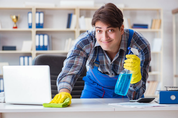 Limpiador hombre limpieza de la oficina - Foto, Imagen