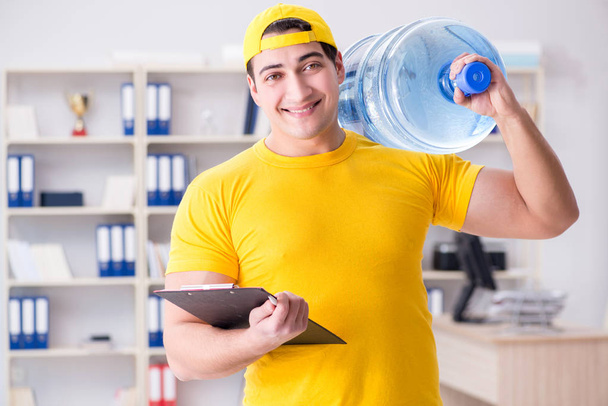 Muž doručující láhev vody do kanceláře - Fotografie, Obrázek