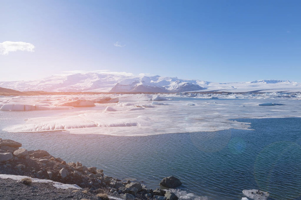 IJsland Jakulsarlon winter meer met heldere blauwe hemelachtergrond - Foto, afbeelding