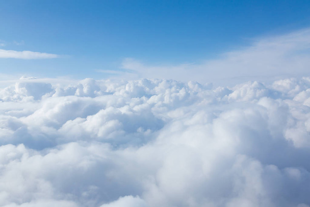 Naturalne miękkie białe chmury na niebie - Zdjęcie, obraz