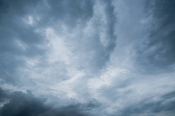 nuvens com fundo, luz solar através de nuvens muito escuras fundo de nuvens de tempestade escura, céu preto Fundo de nuvens escuras antes de um trovão
. - Foto, Imagem