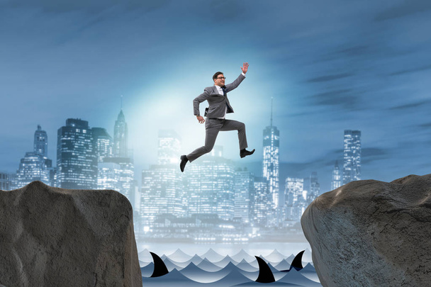 Амбіційний бізнесмен стрибає через скелю
 - Фото, зображення